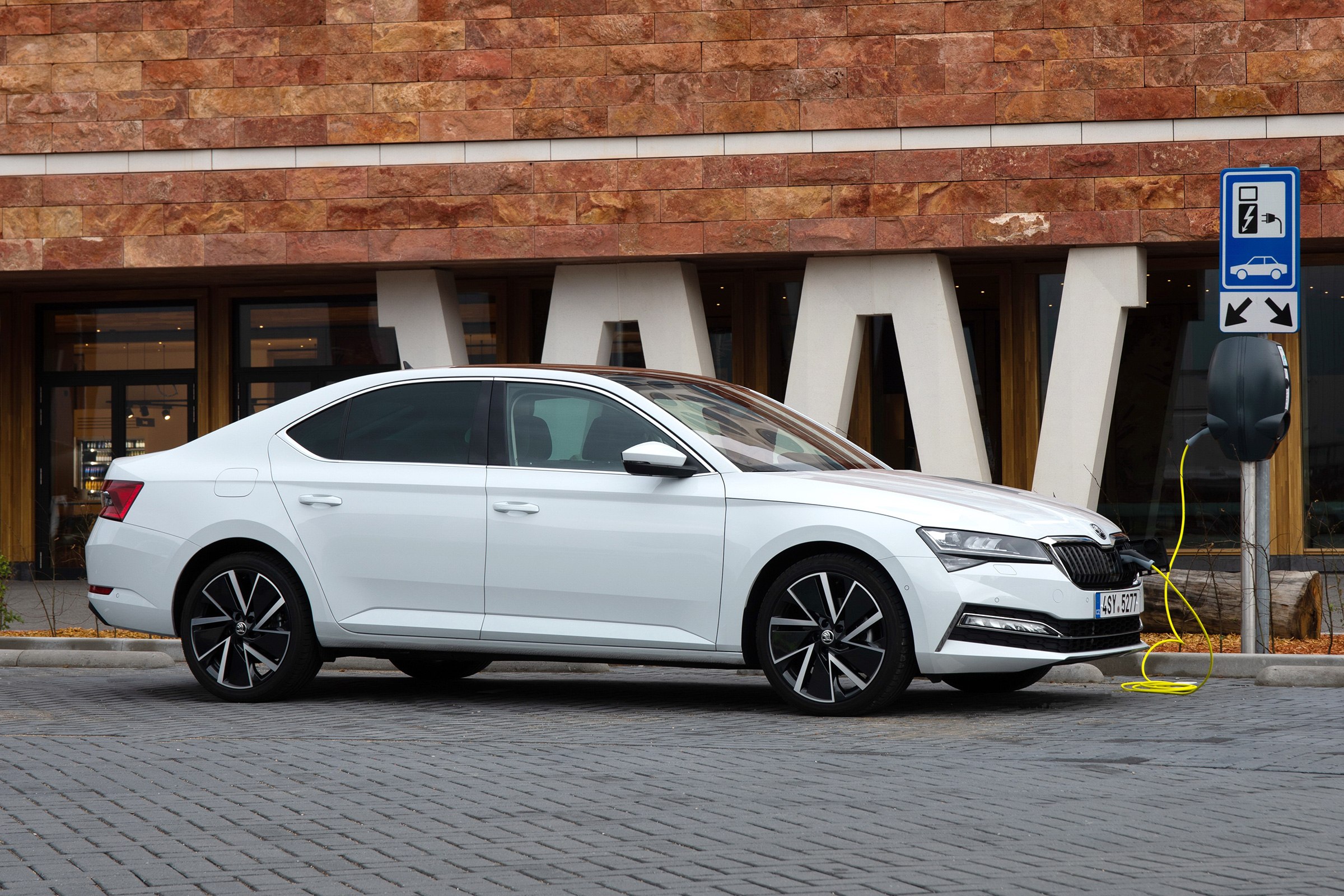 Skoda Superb iV - charging