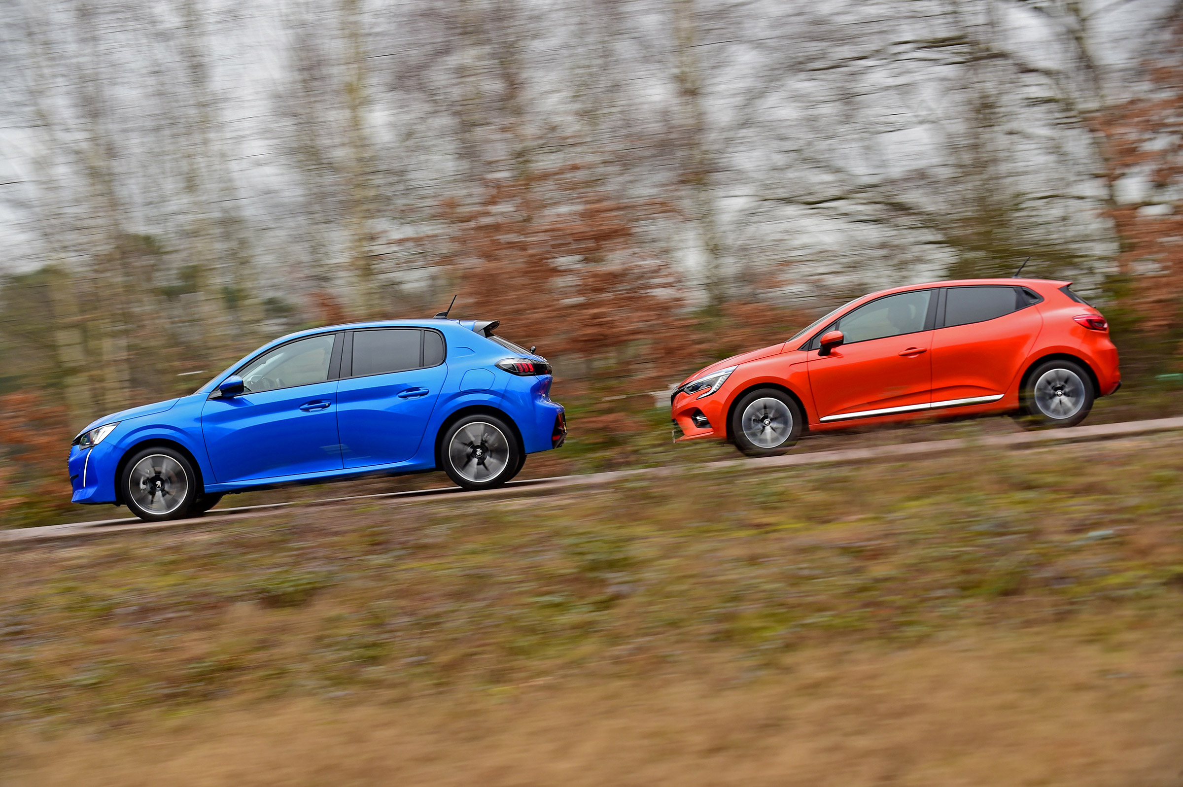 Peugeot 208 vs Renault Clio - side