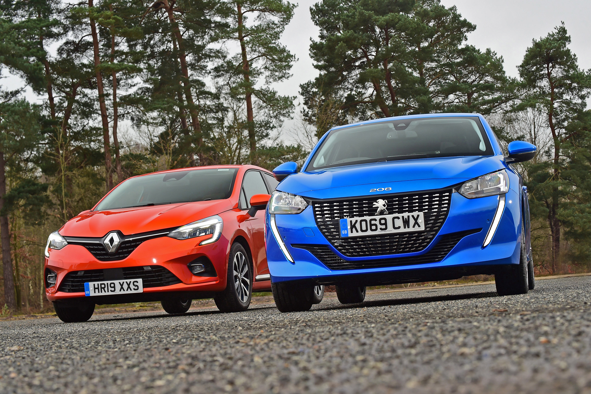 Peugeot 208 vs Renault Clio - front static