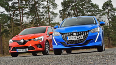 Peugeot 208 vs Renault Clio - front static