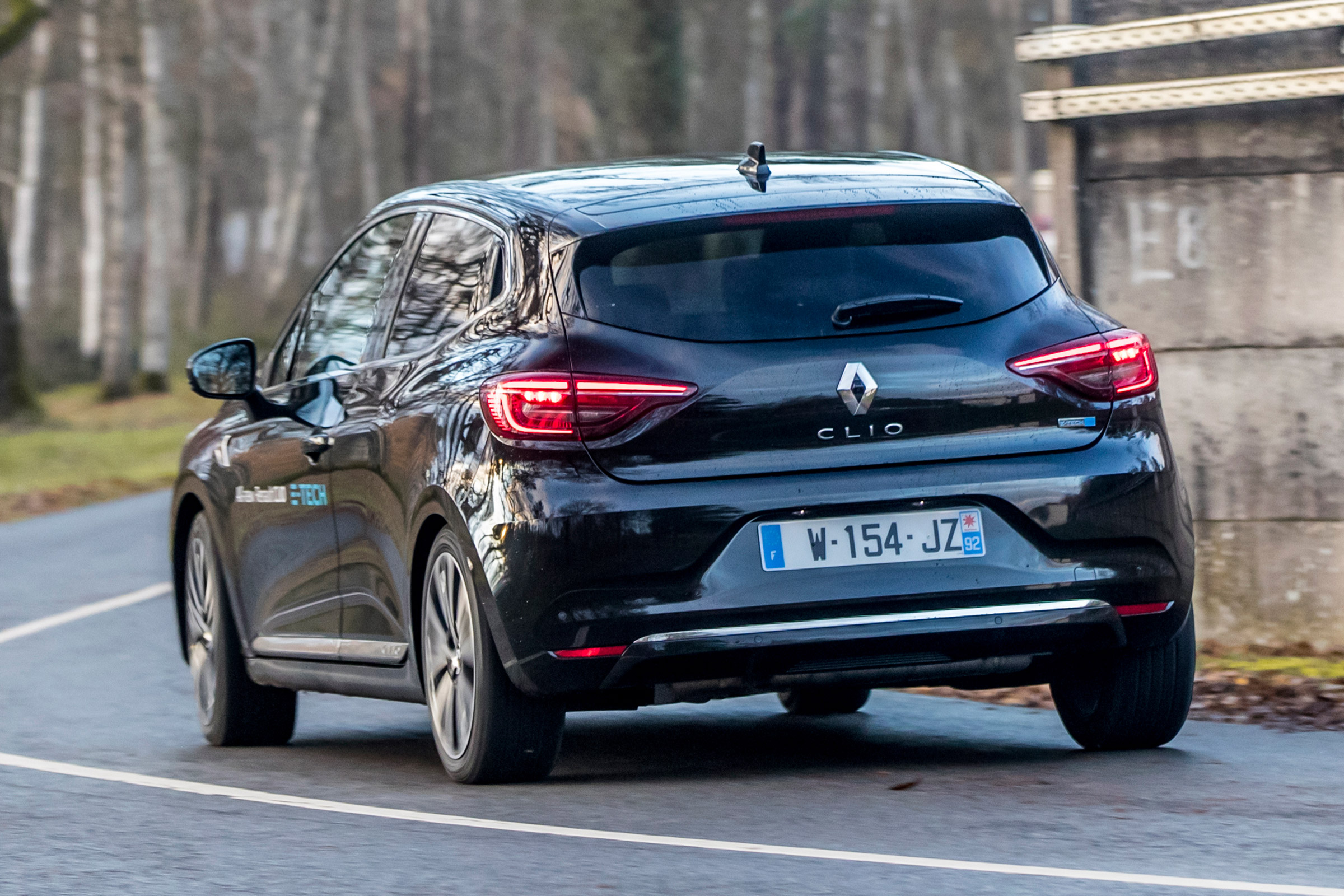 Renault Clio E-Tech - rear action
