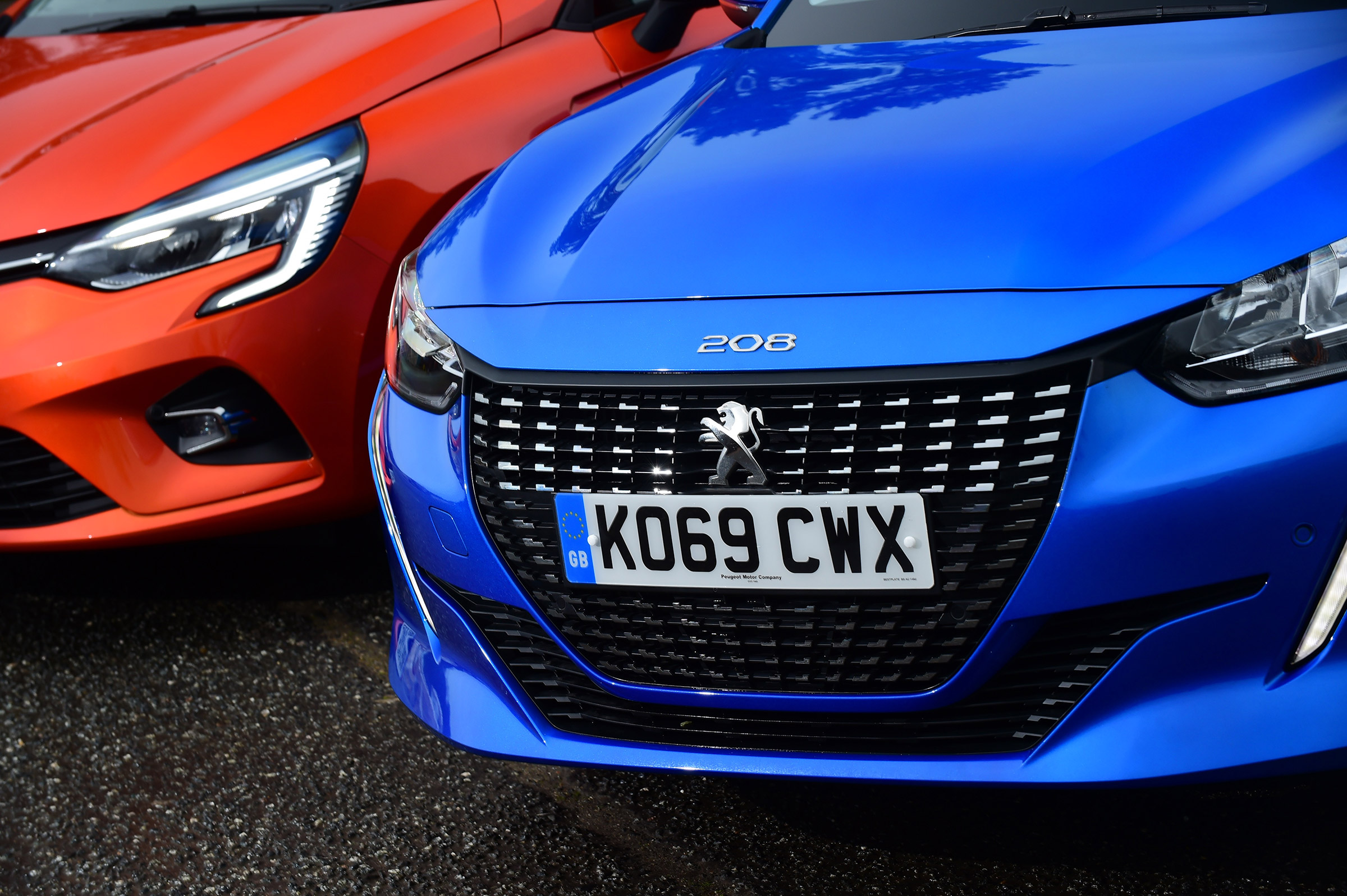 Peugeot 208 vs Renault Clio - front detail