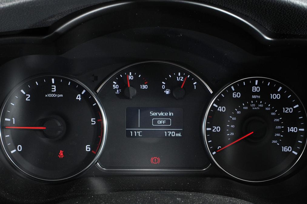 Used Kia Carens - dials