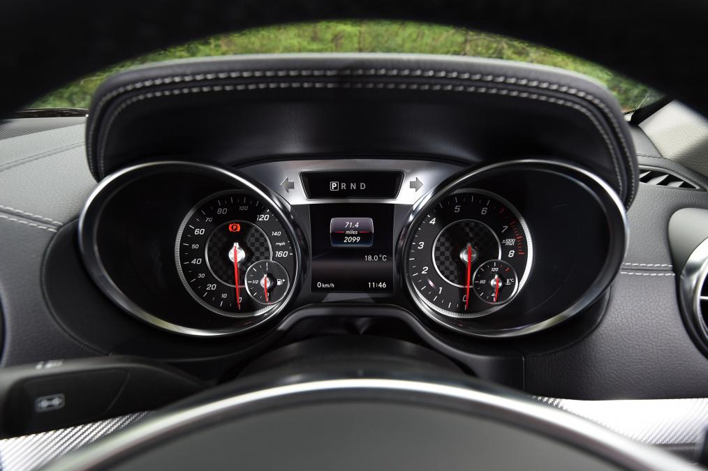 Used Mercedes SL - dials