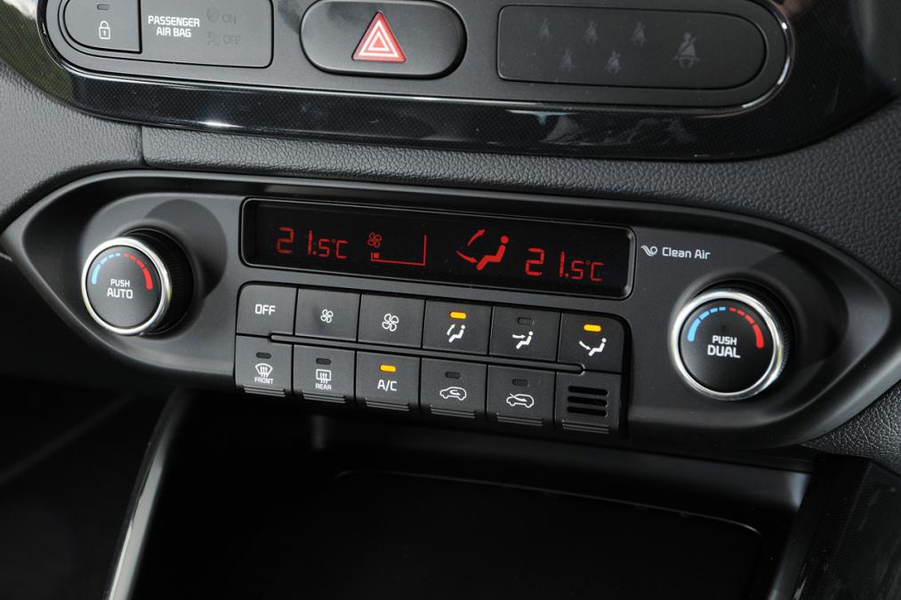 Used Kia Carens - centre console