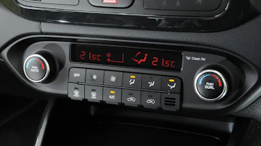 Used Kia Carens - centre console