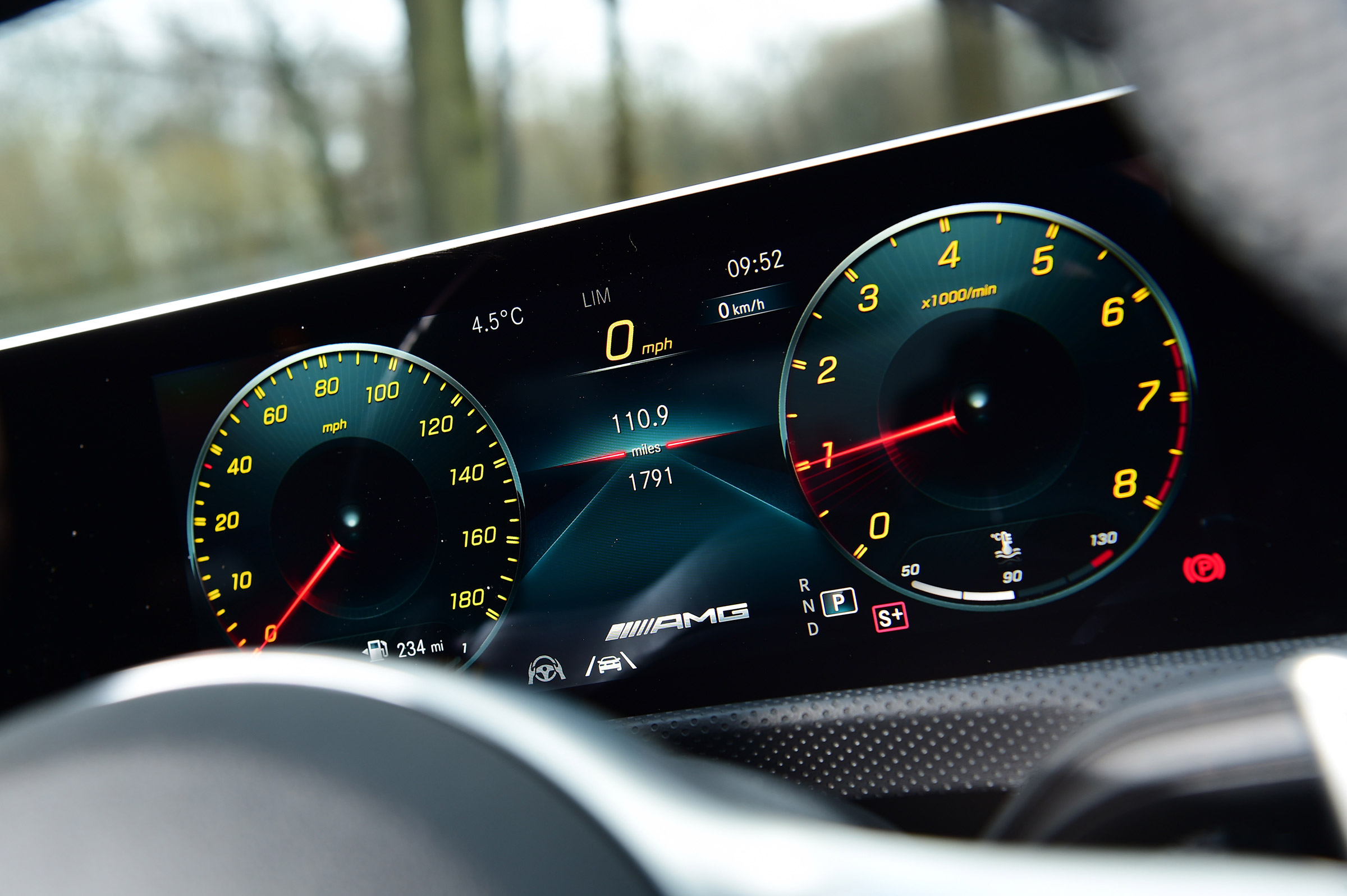 Mercedes-AMG CLA 35 - dials