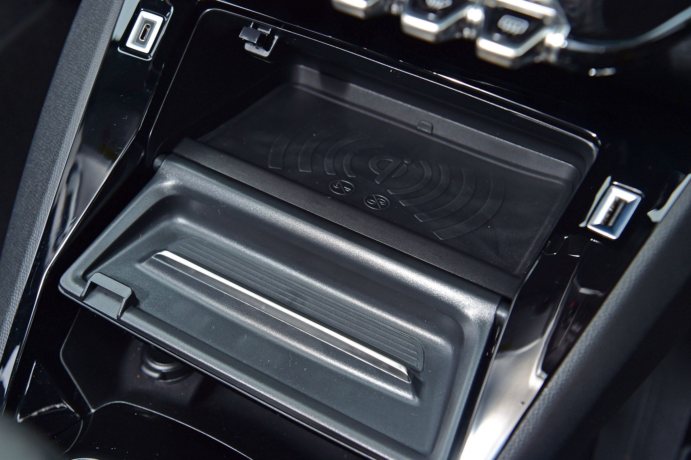 Peugeot 208 - wireless charging