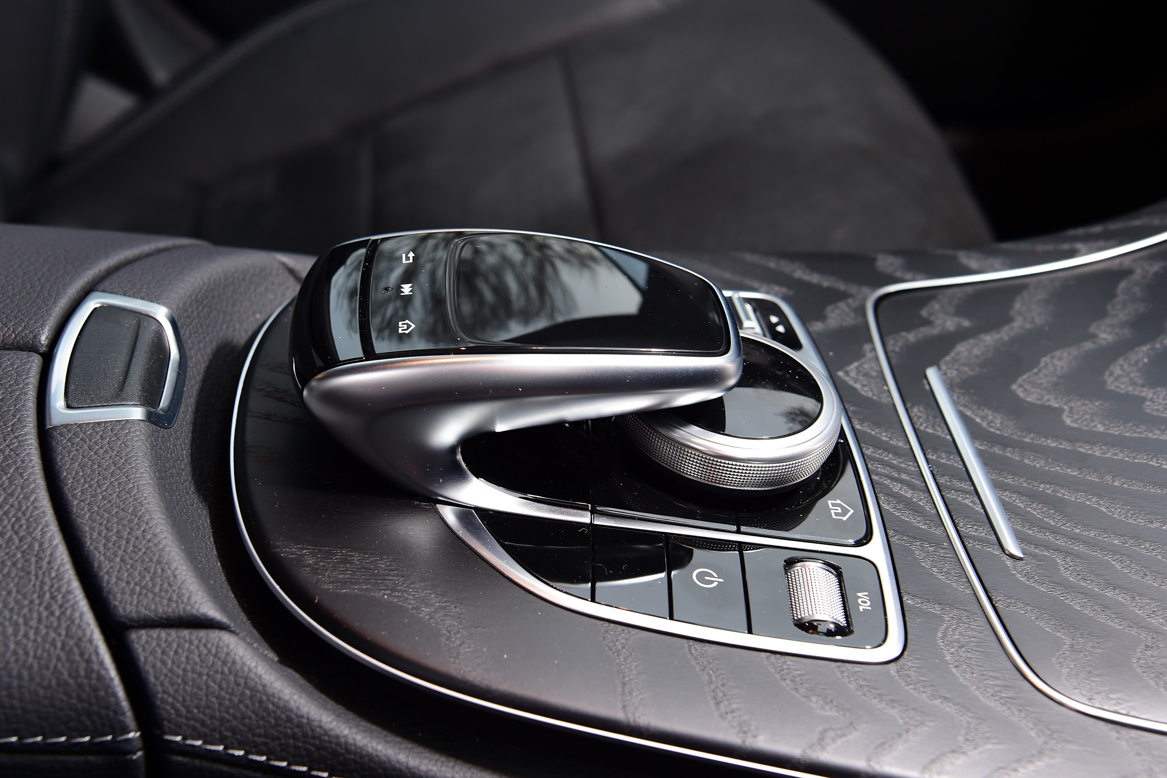 Mercedes E 300 de - long-term review - console