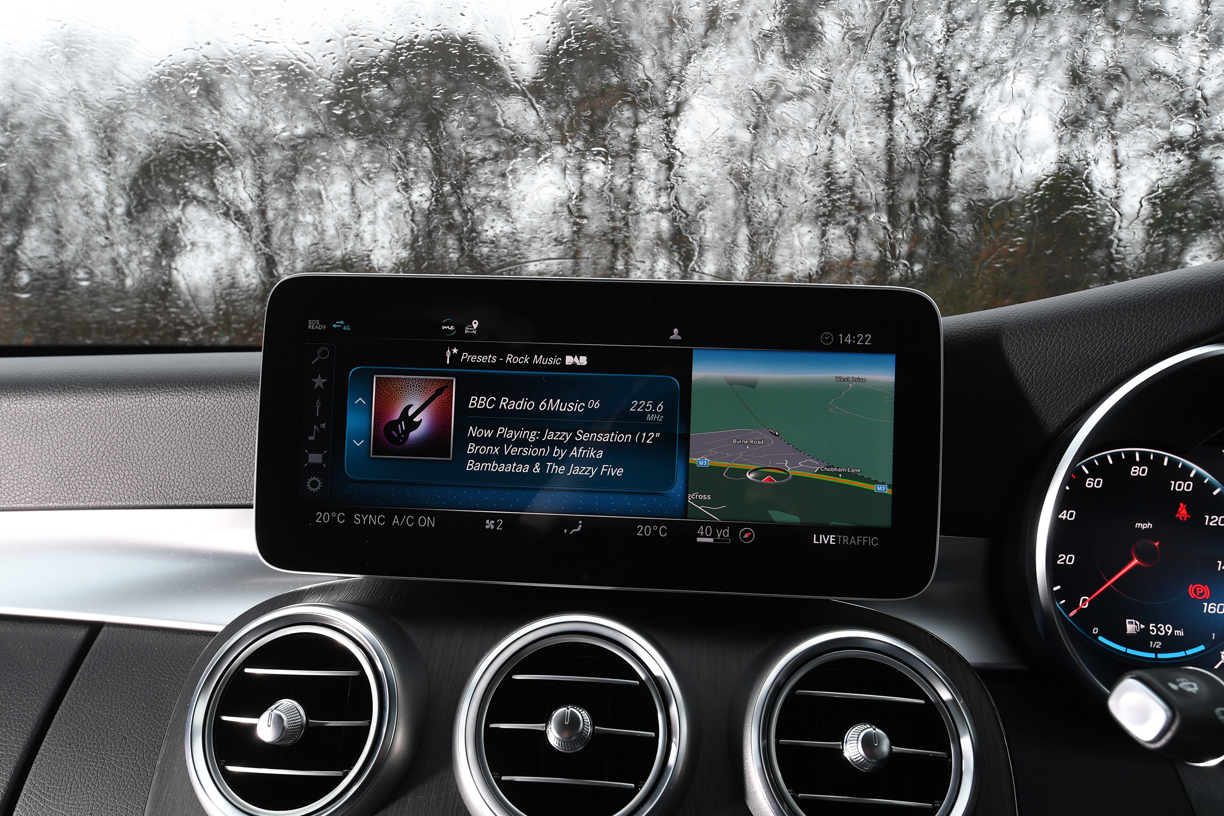 Mercedes C-Class Estate - screen