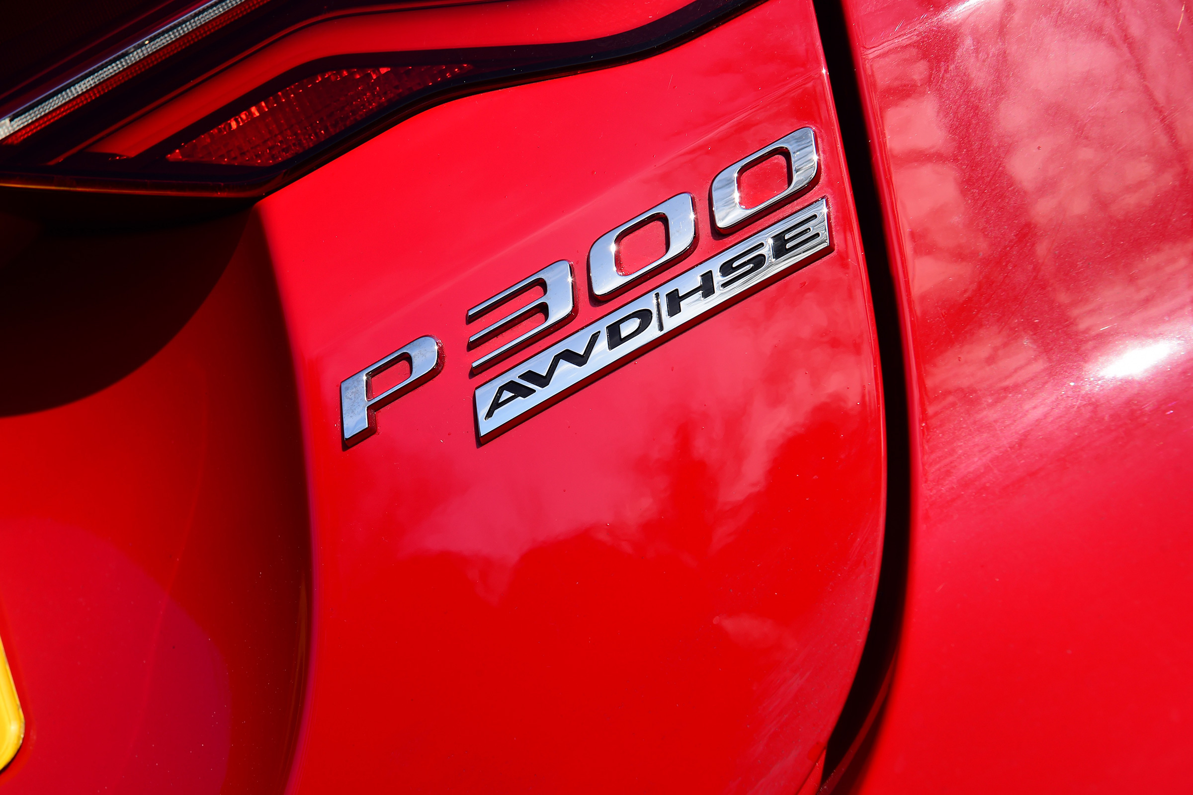 Jaguar XE P300 Long termer - badge