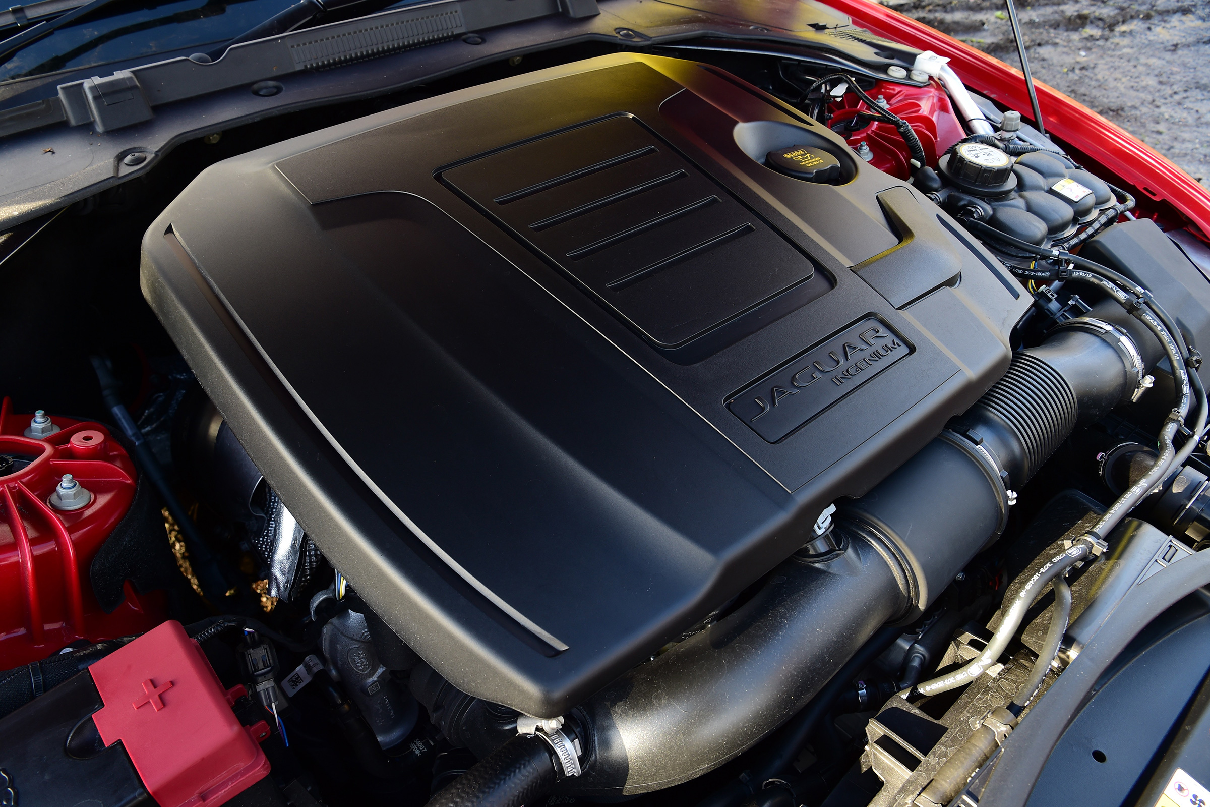 Jaguar XE P300 Long termer - engine