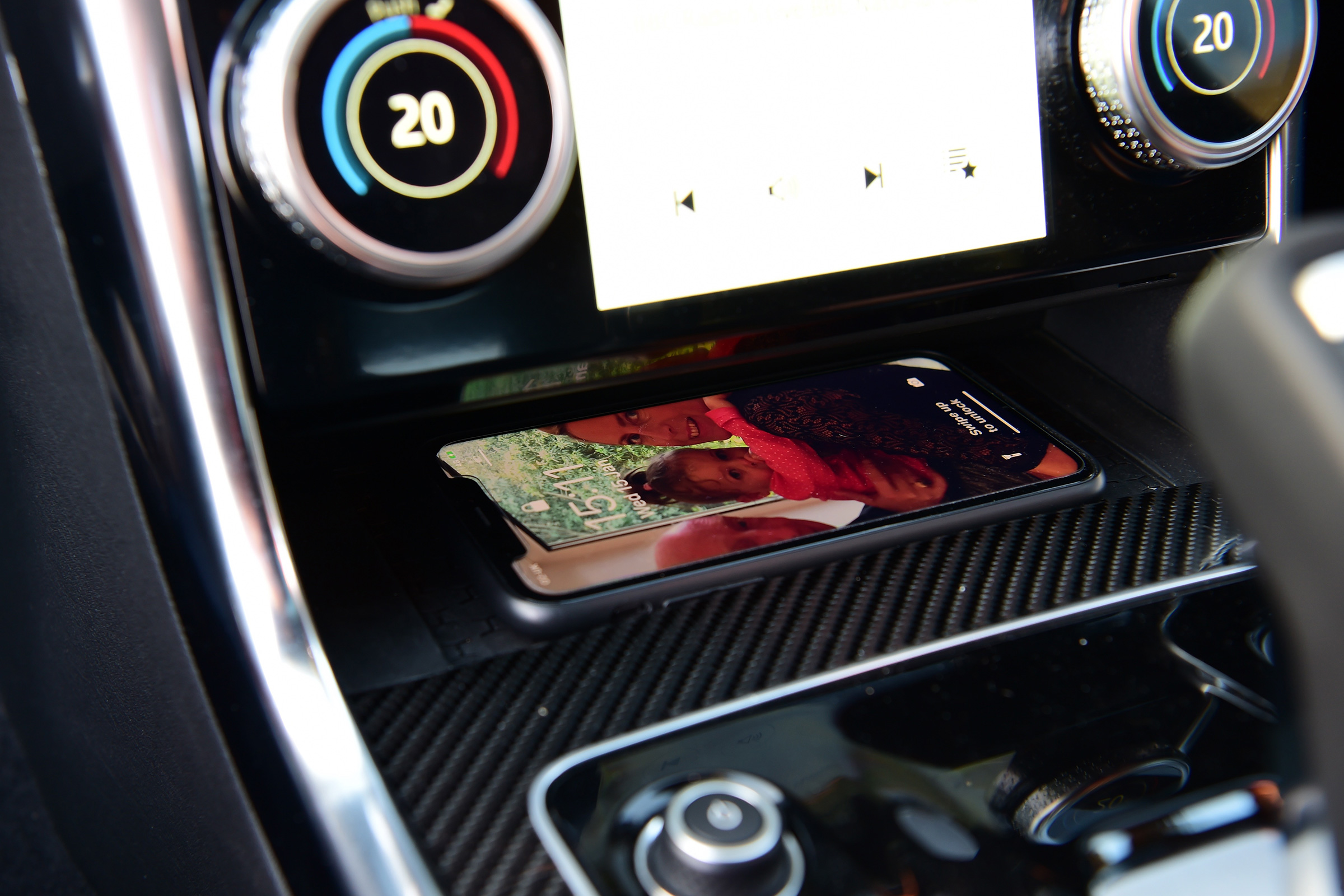 Jaguar XE P300 Long termer - centre console