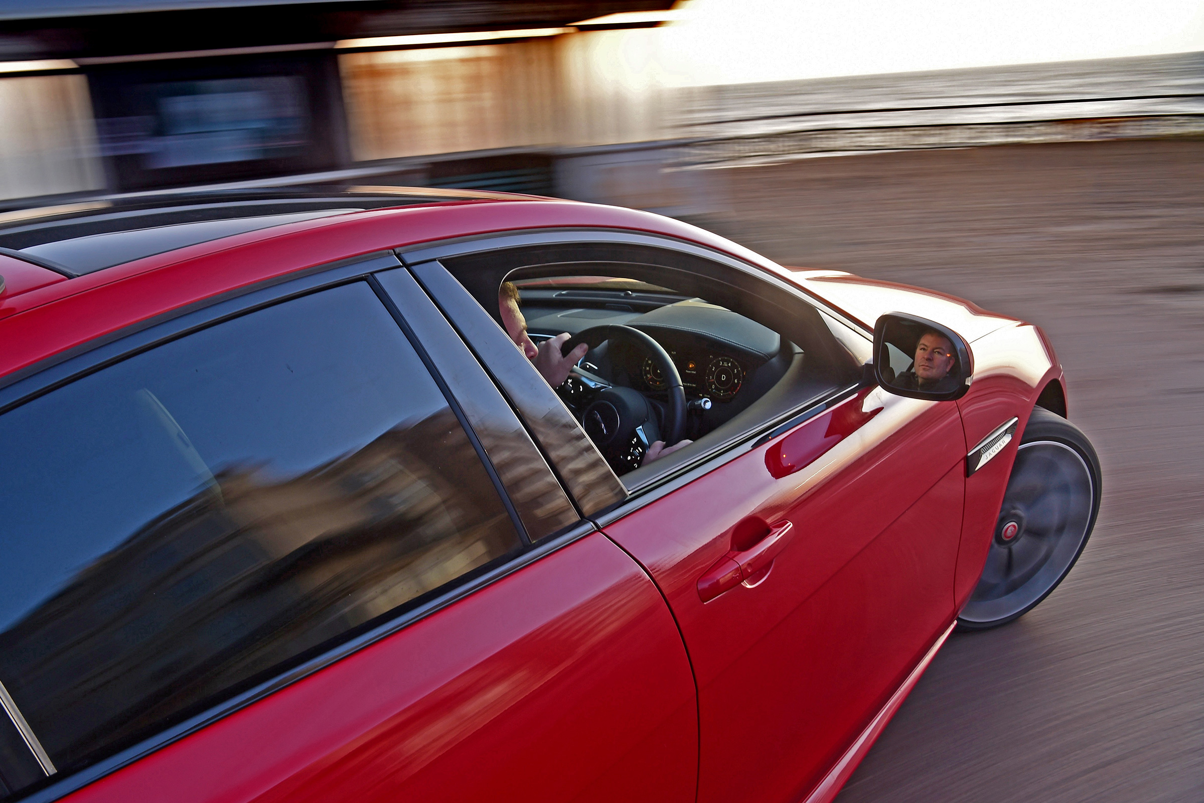 Jaguar XE P300 Long termer - corner