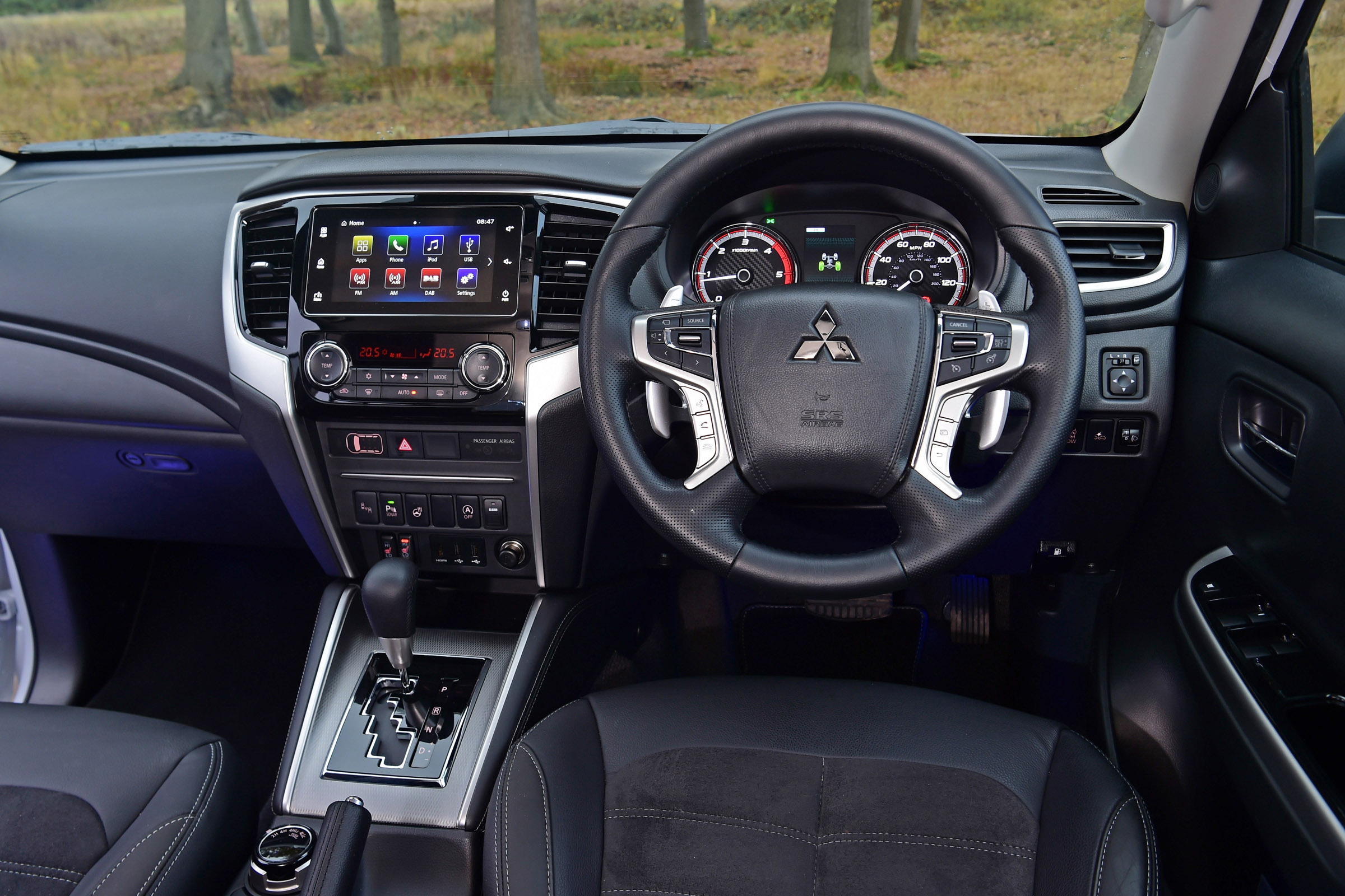 Mitsubishi L200 interior