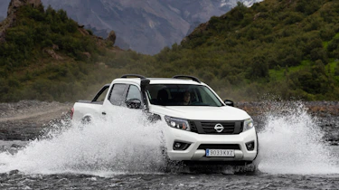 Nissan Navara Off-Roader AT-32 - fording