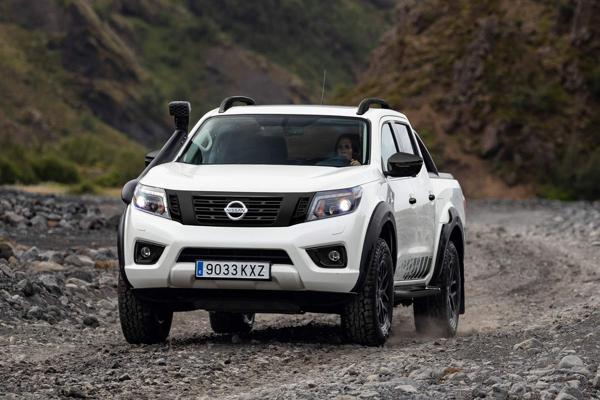 Nissan Navara Off-Roader AT-32 - front tracking