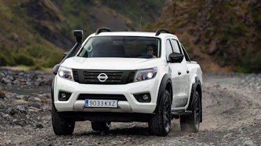 Nissan Navara Off-Roader AT-32 - front tracking