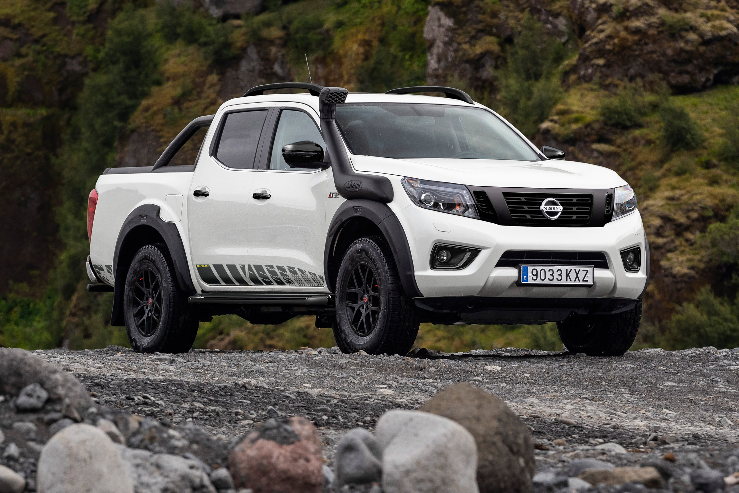 Nissan Navara Off-Roader AT-32 - front 3/4 static