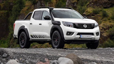 Nissan Navara Off-Roader AT-32 - front 3/4 static
