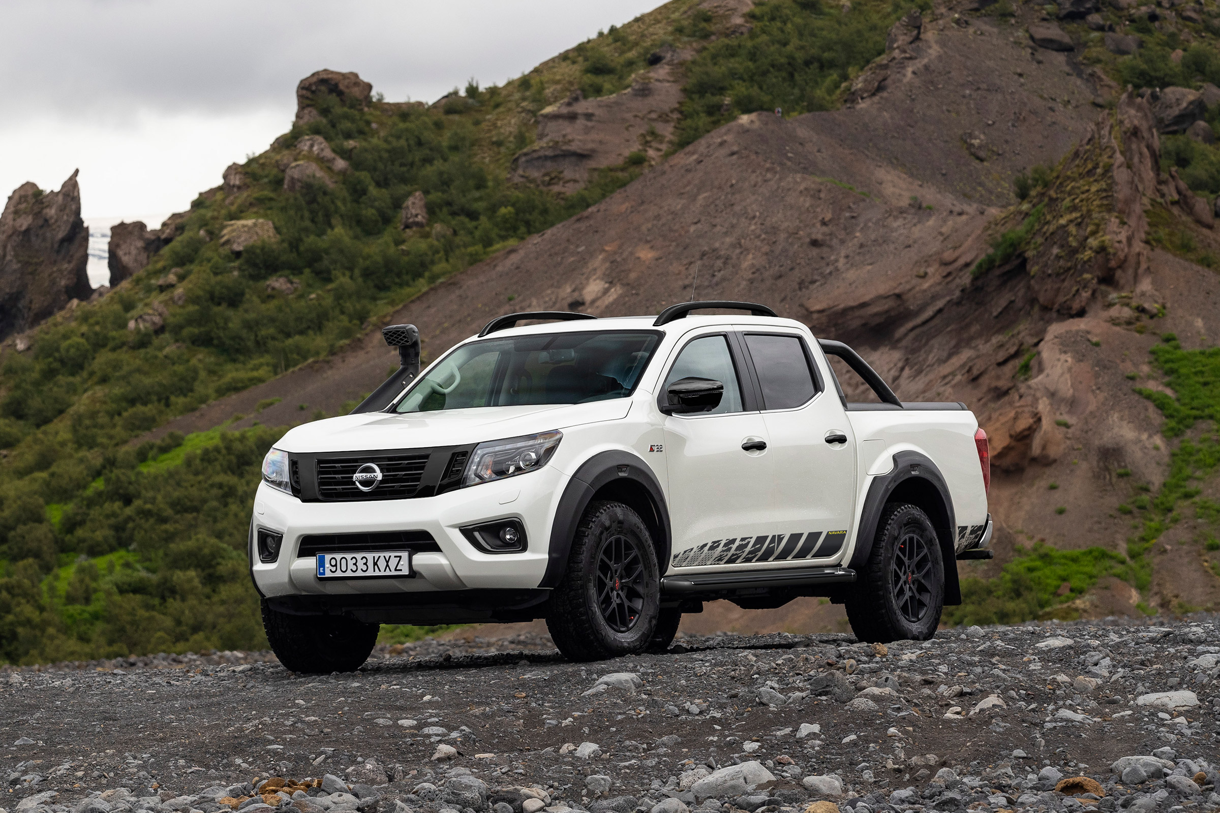 Nissan Navara Off-Roader AT-32 - front 3/4 static