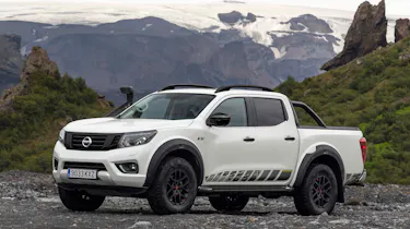 Nissan Navara Off-Roader AT-32 - front 3/4 static