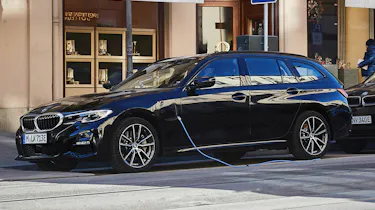 BMW 330e Touring - front