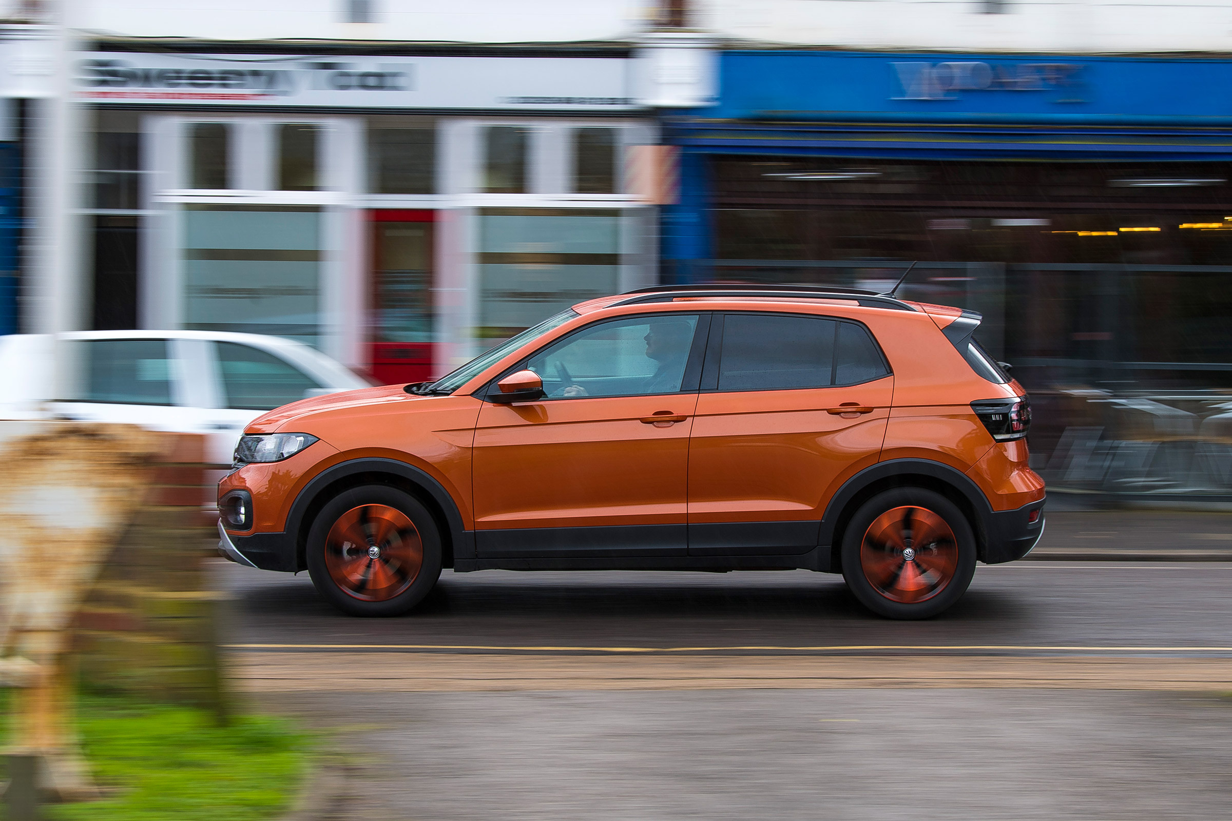 Volkswagen T-Cross 1.0 TSI - long termer first report side action