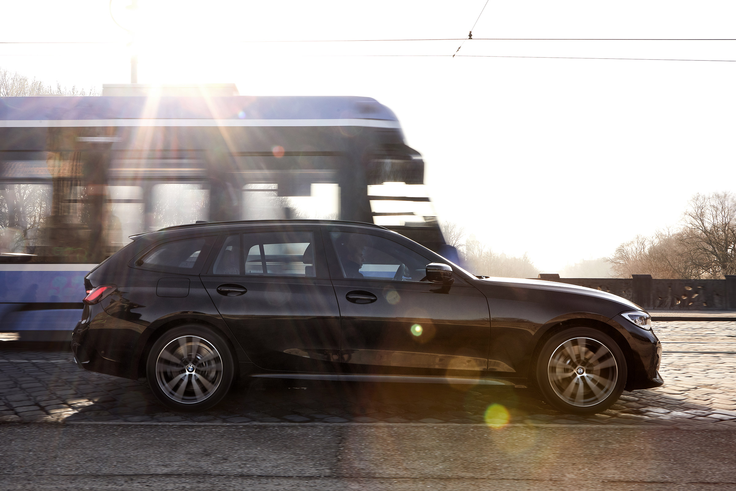 BMW 330e Touring - side