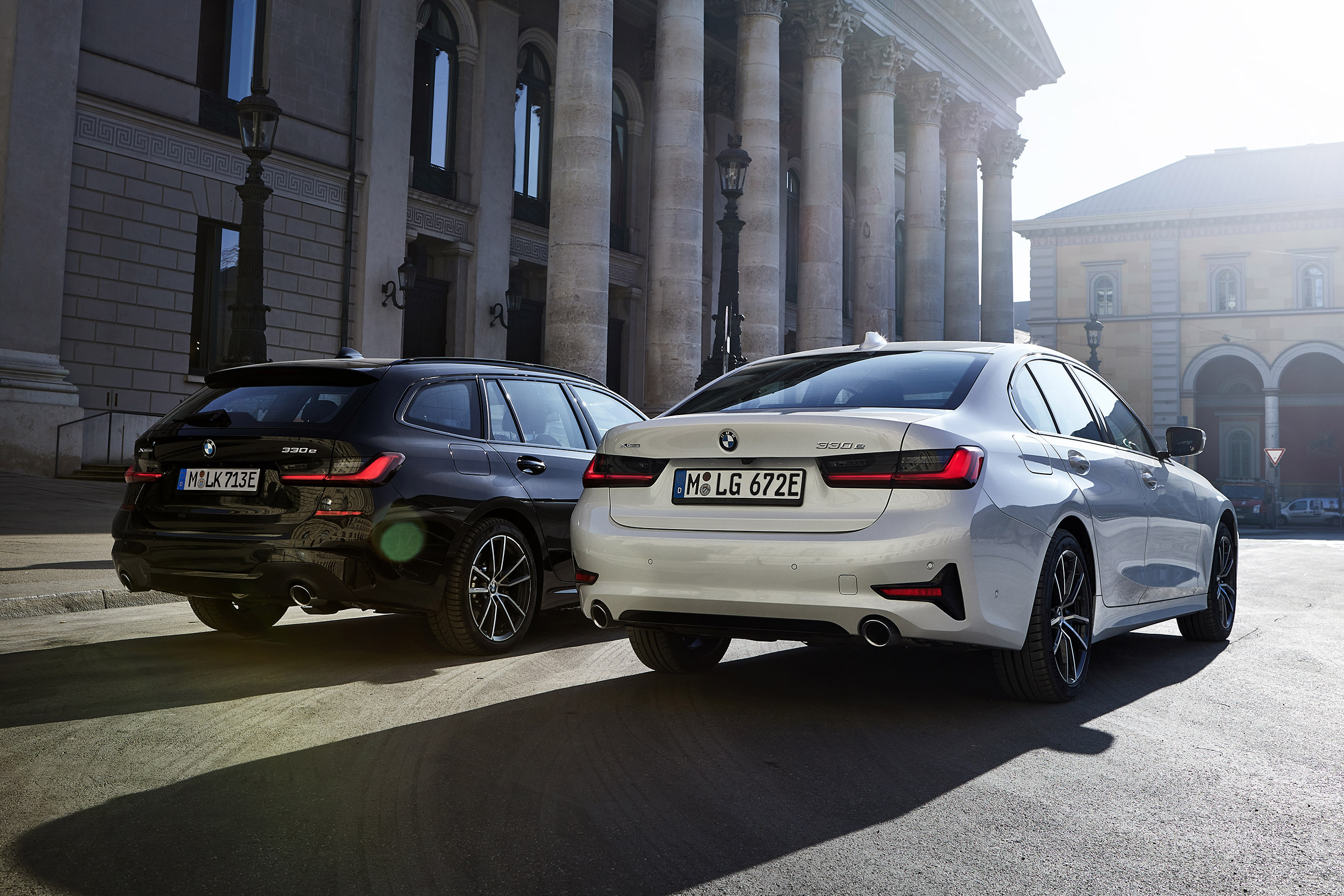 BMW 330e - range rear