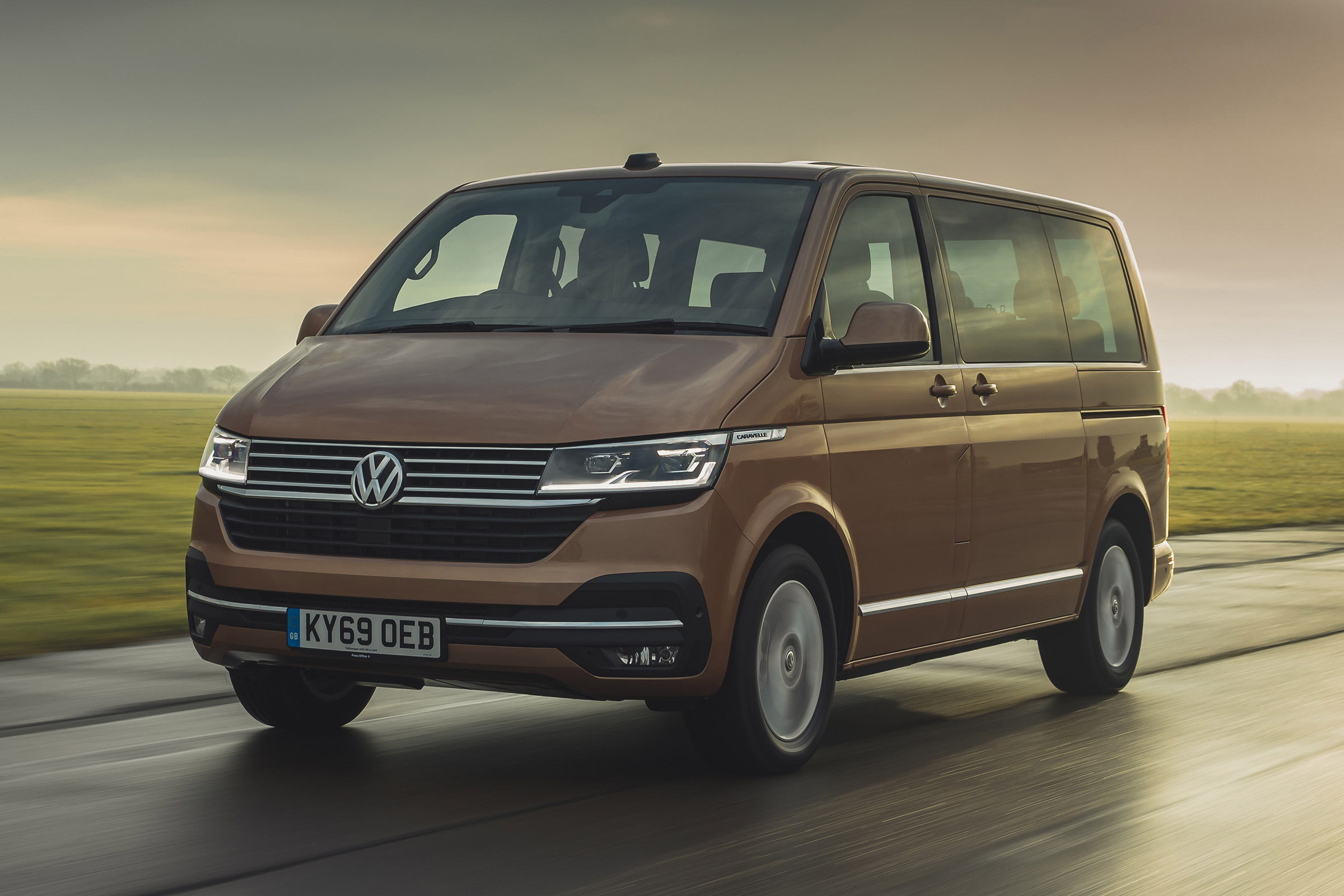 Volkswagen Caravelle - front action