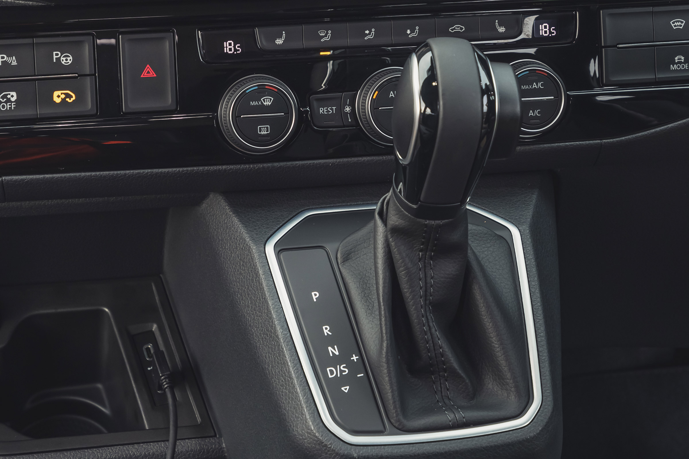 Volkswagen Caravelle - interior