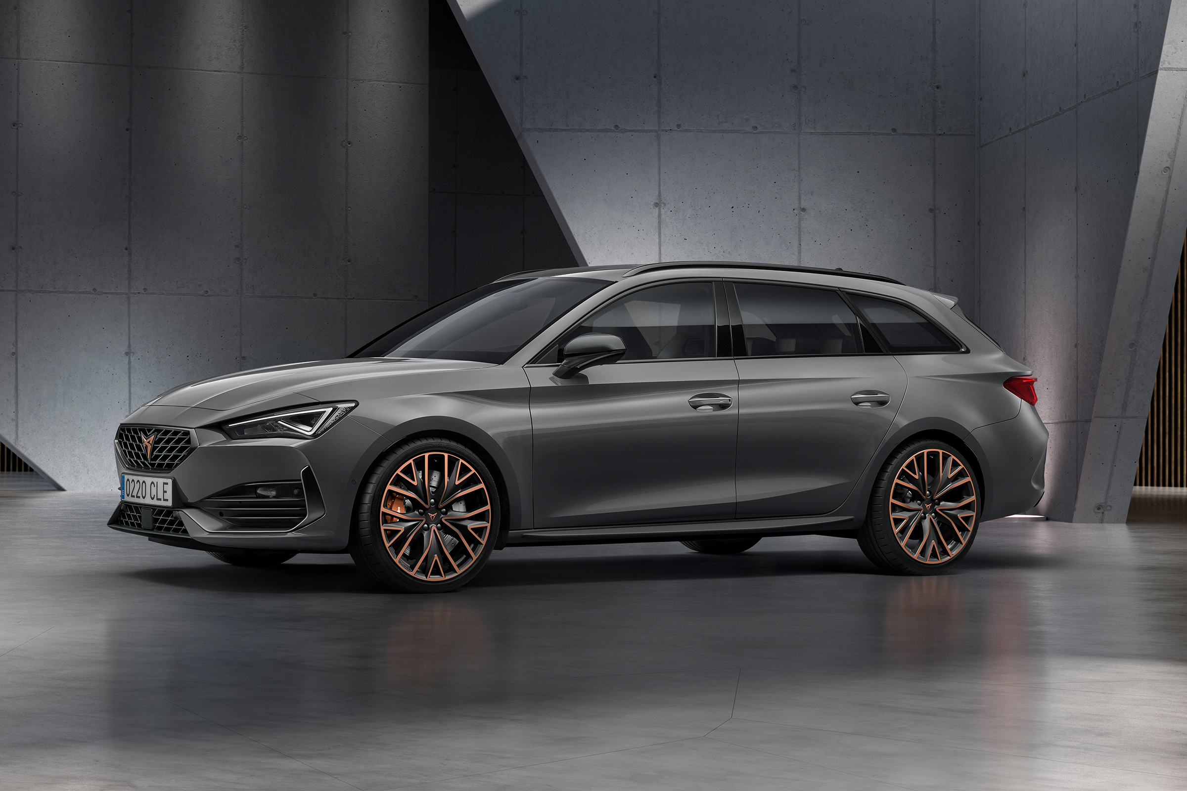 Cupra Leon Estate - front 3/4 static