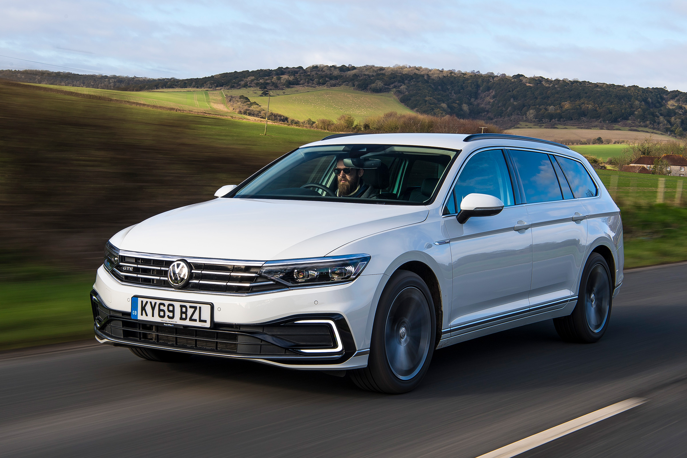 Volkswagen Passat GTE - front tracking