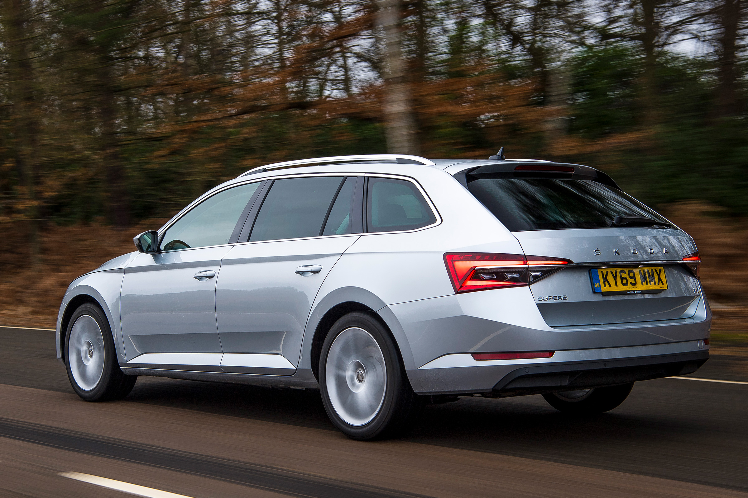 Skoda Superb iV - rear tracking