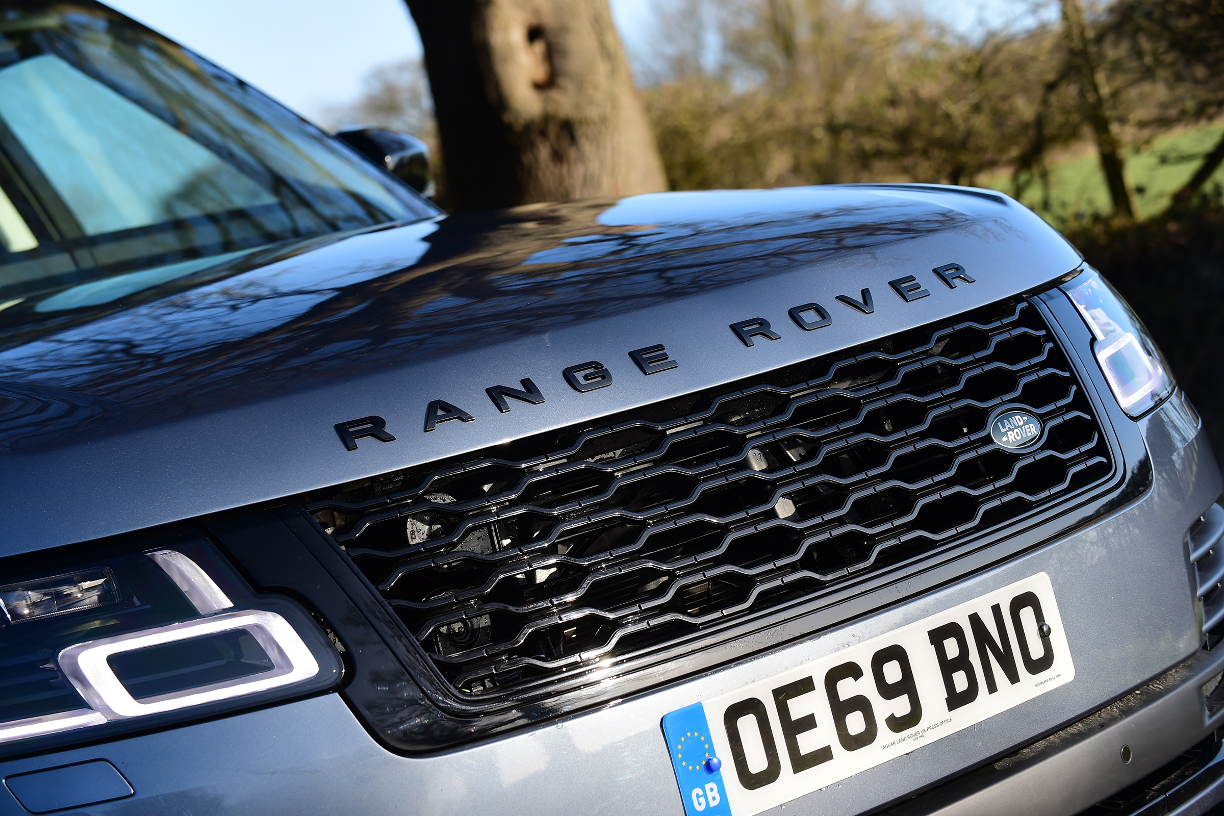 Range Rover P400 - front grille