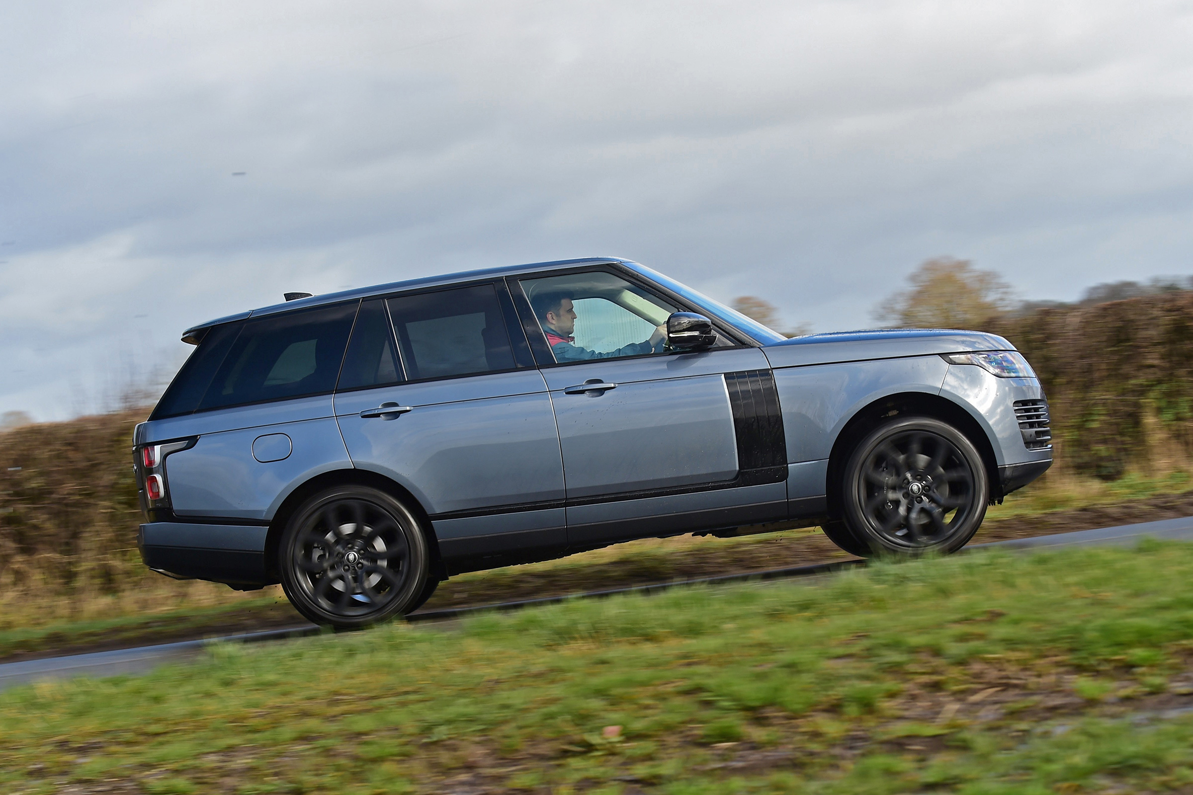 Range Rover P400 - side shot
