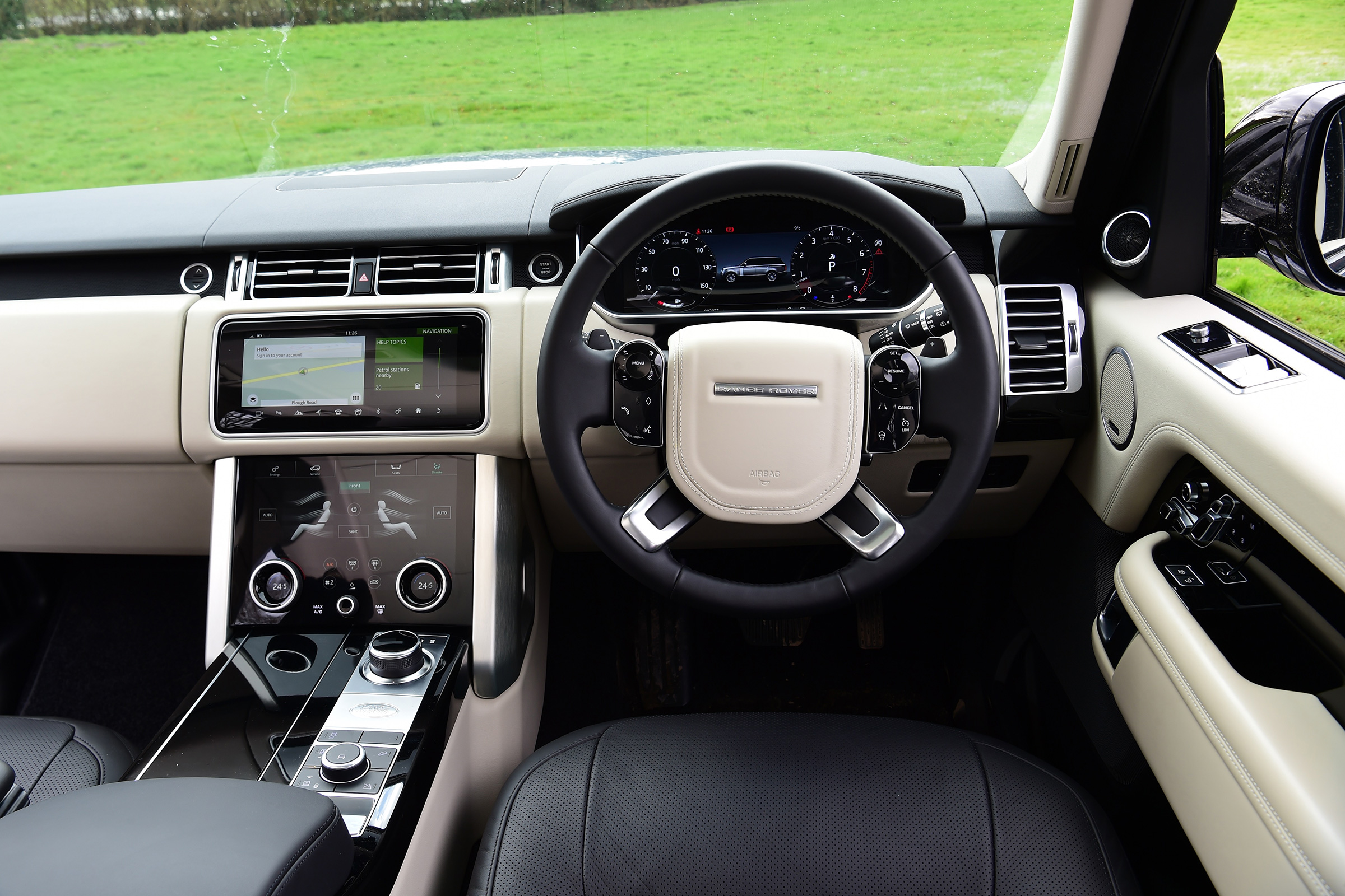 Range Rover P400 - interior