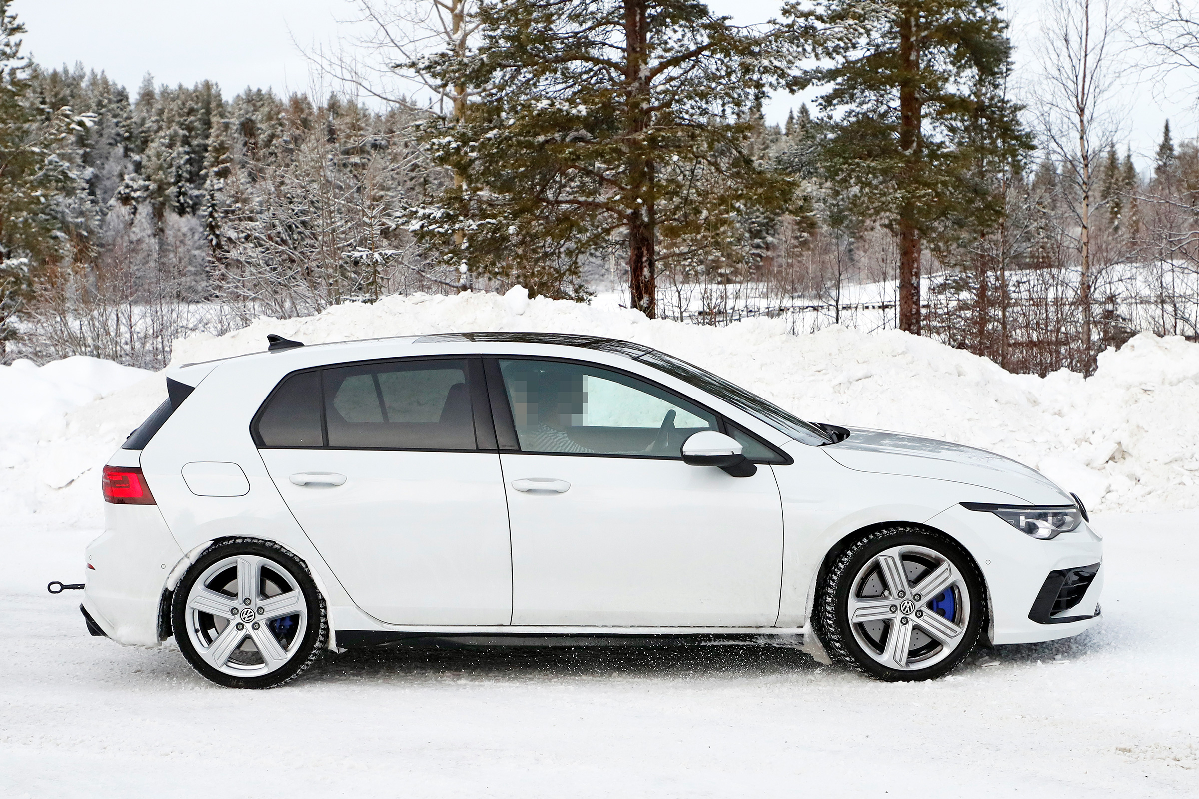 2020 Volkswagen Golf R - minimal disguise - side tracking