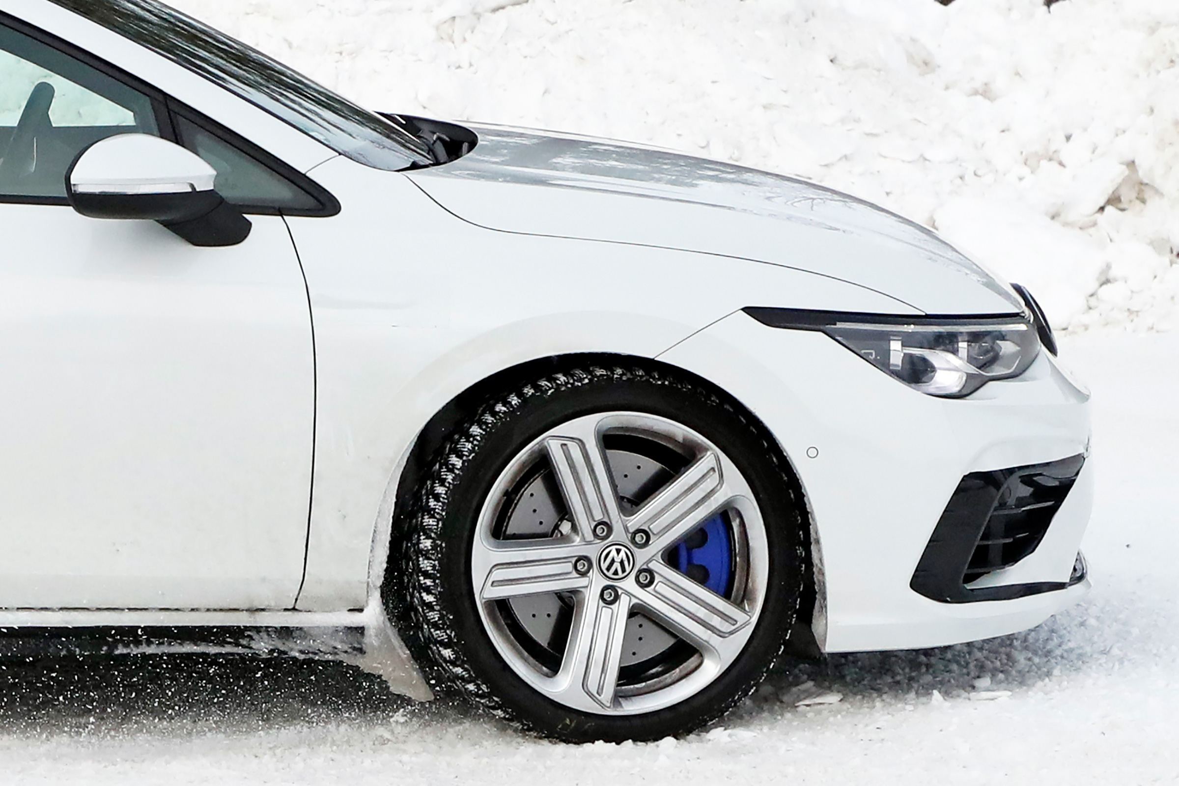 2020 Volkswagen Golf R - minimal disguise - wheel