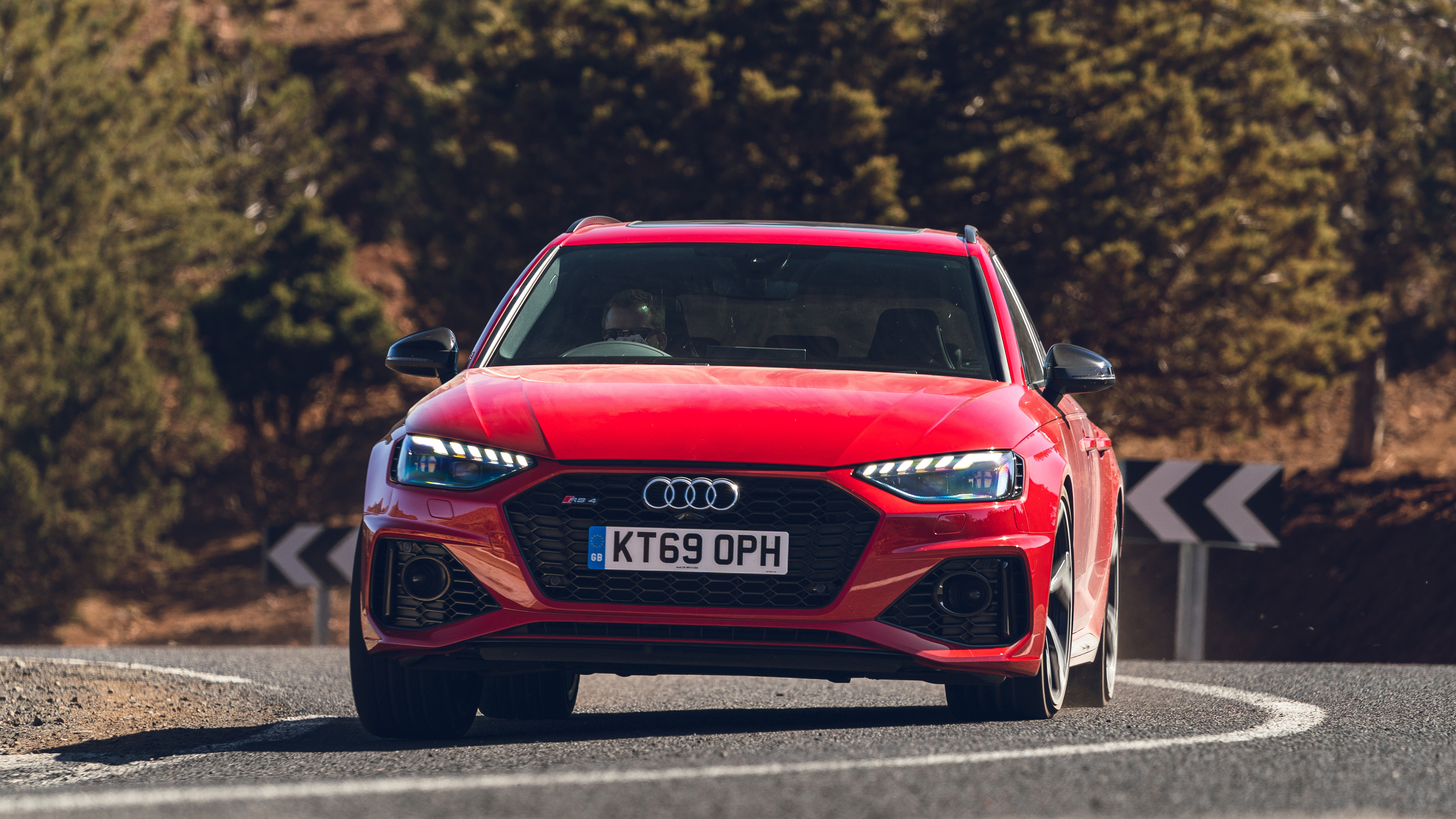 Audi RS 4 Avant - front cornering