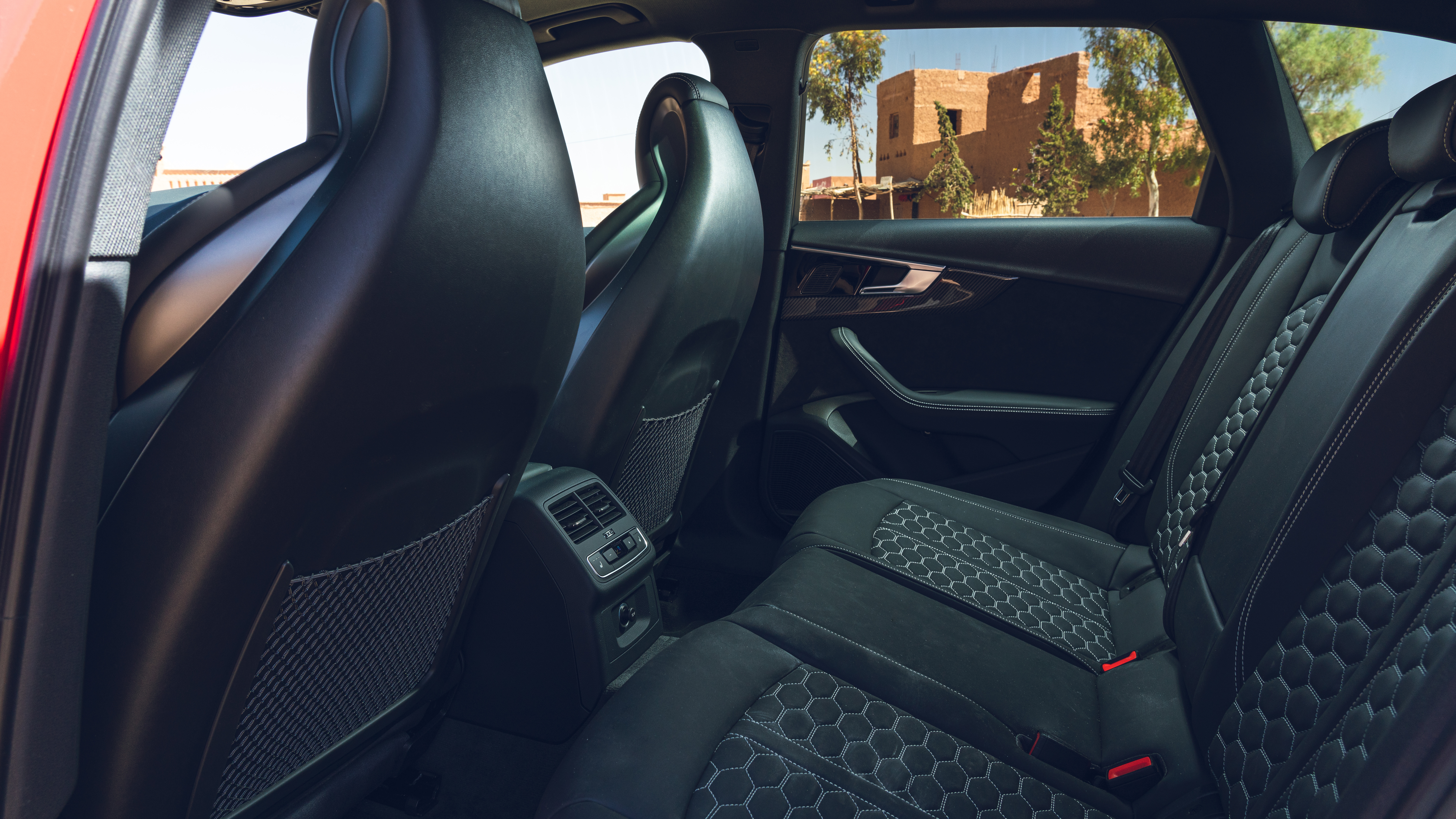 Audi RS 4 Avant - rear seats