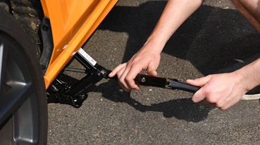 Lining up a scissor jack with a car's sill