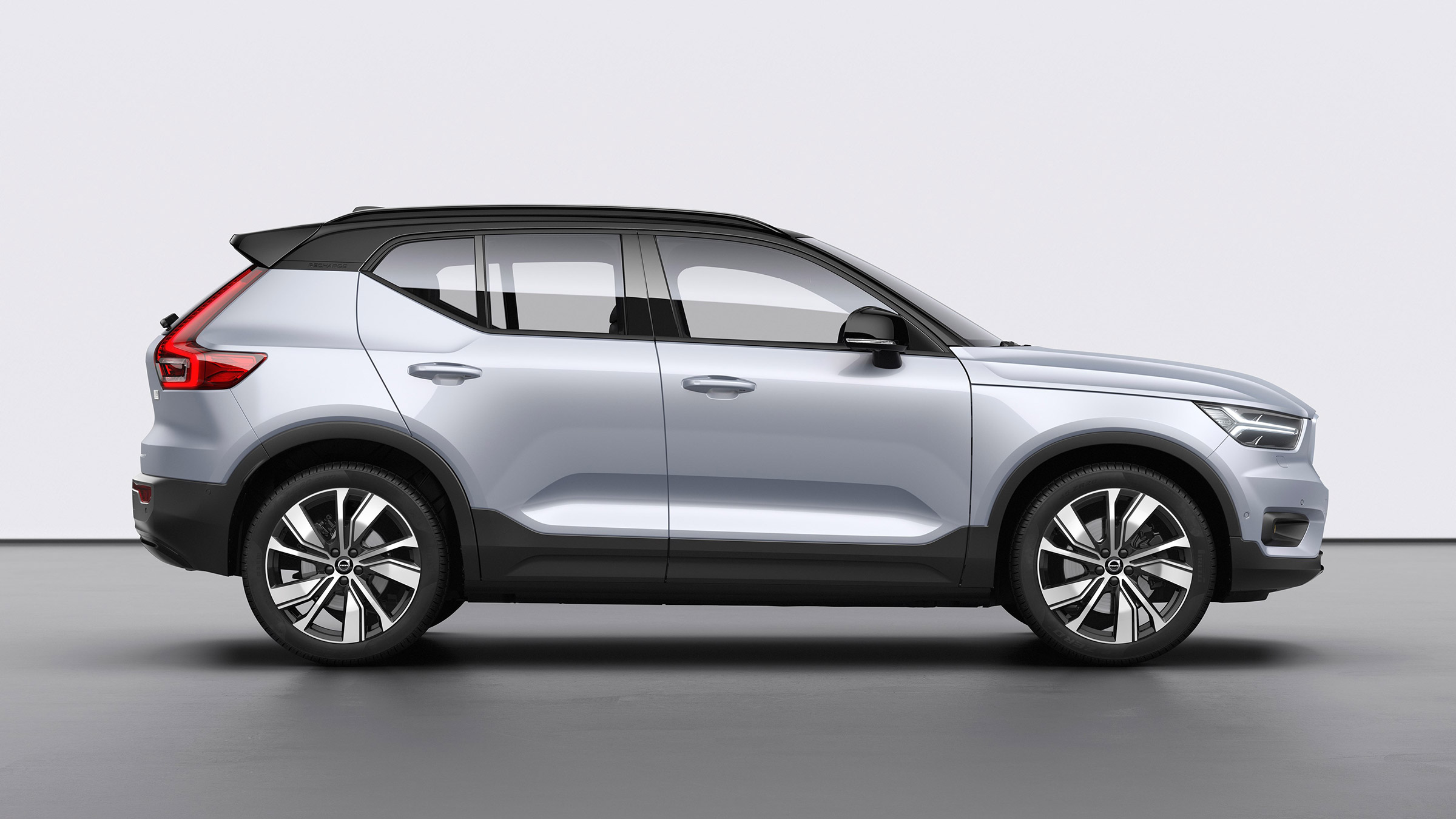 Volvo XC40 P8 Recharge - side