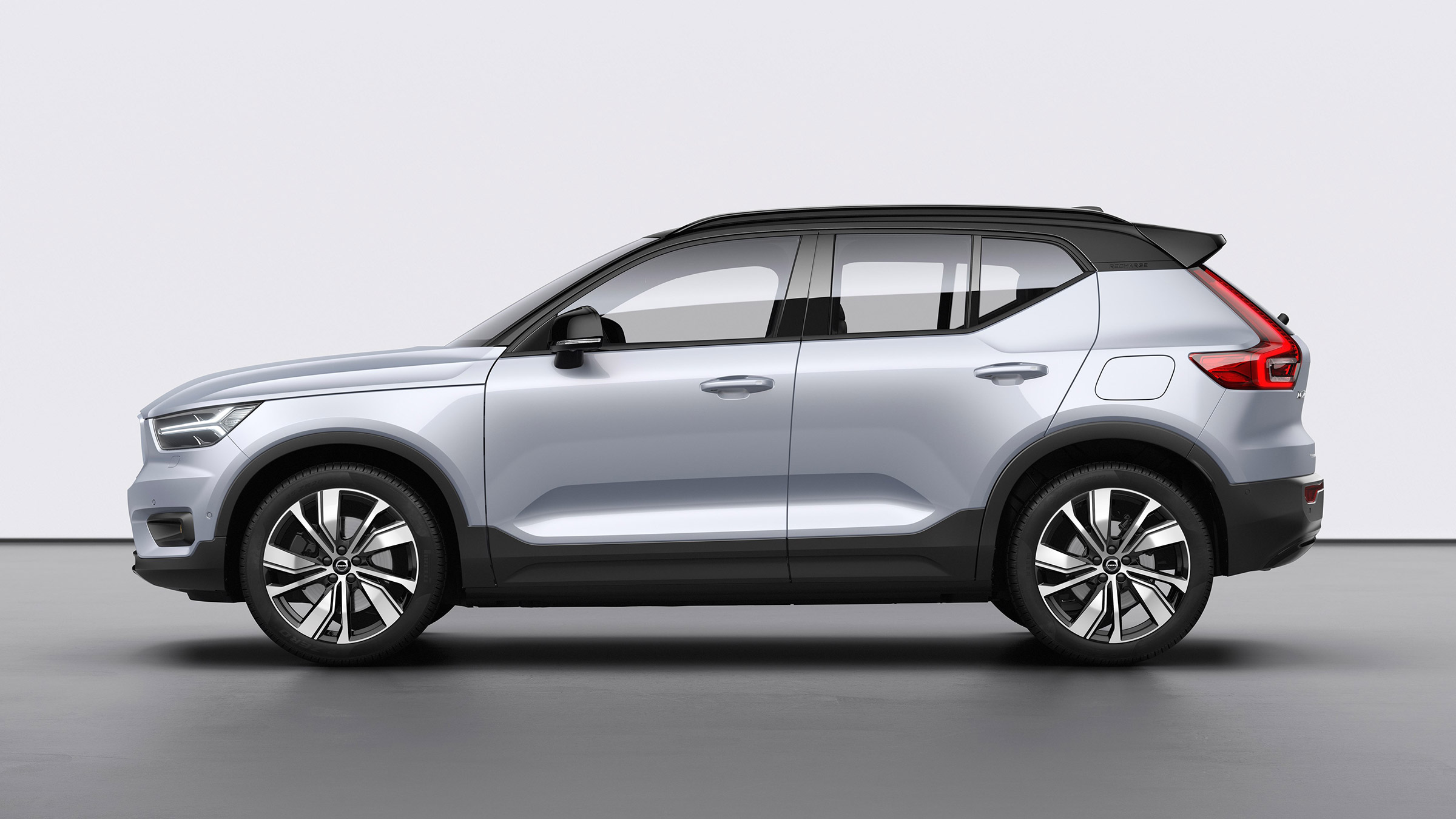Volvo XC40 P8 Recharge - side