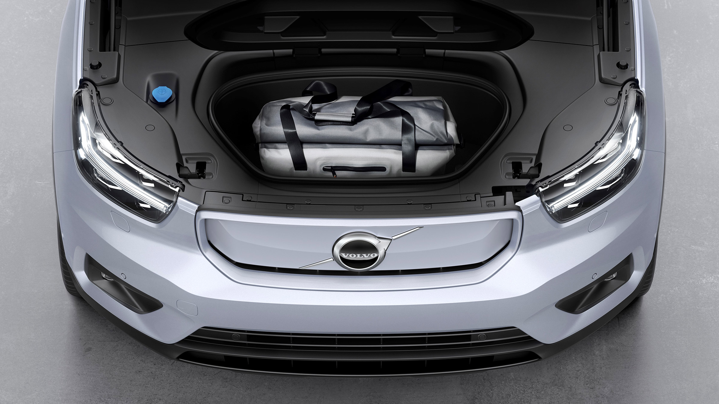 Volvo XC40 P8 Recharge - bonnet open