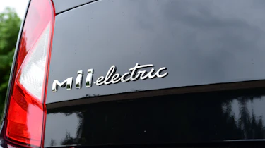 SEAT Mii electric UK - badge script