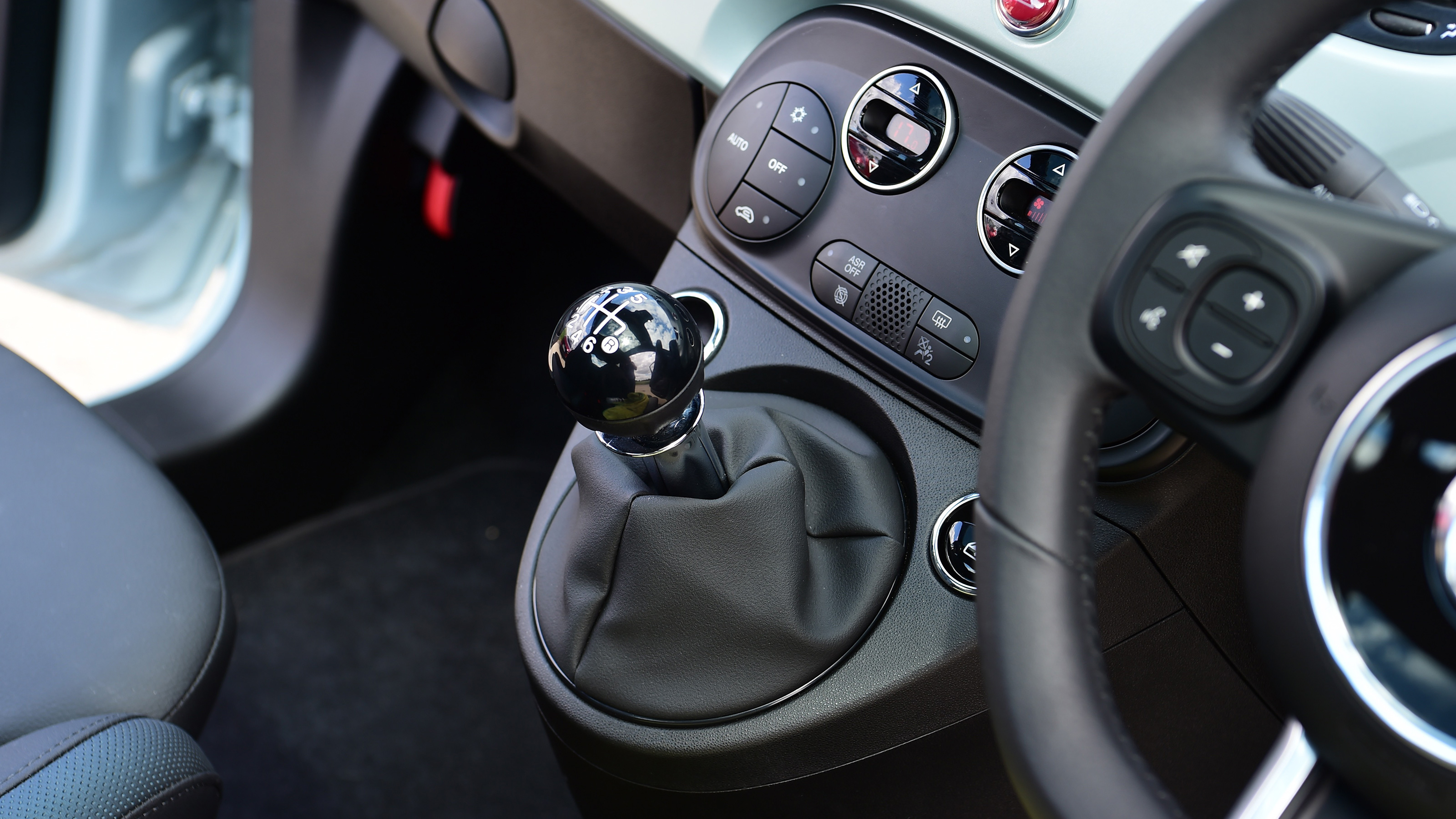 Fiat 500 Hybrid - centre console