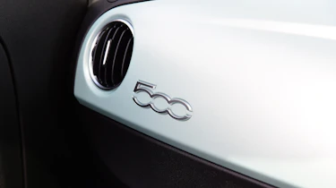 Fiat 500 Hybrid - dashboard '500' plaque
