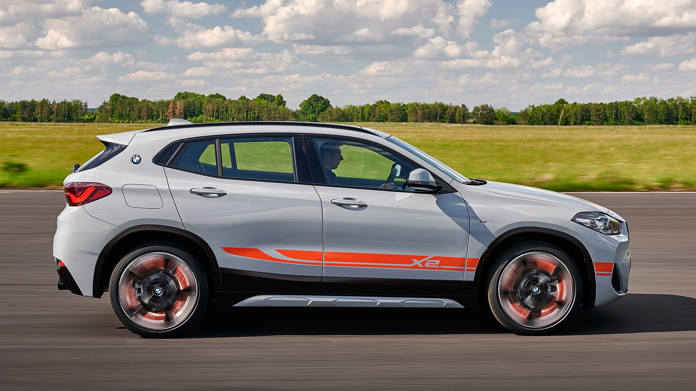 BMW X2 M Mesh Edition - side action